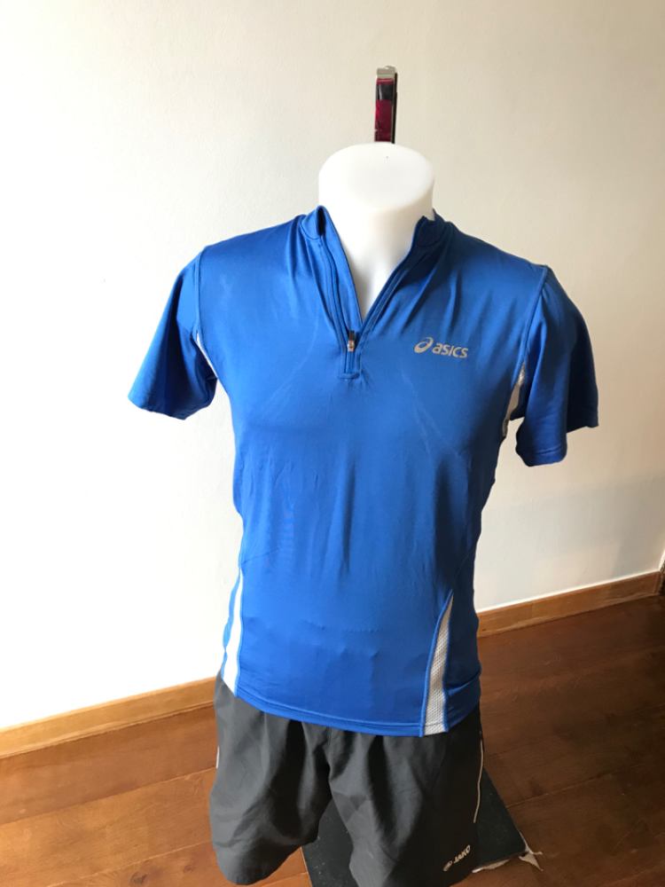 Polo Asics Bleu S – Confort et Élégance pour un Style Sportif